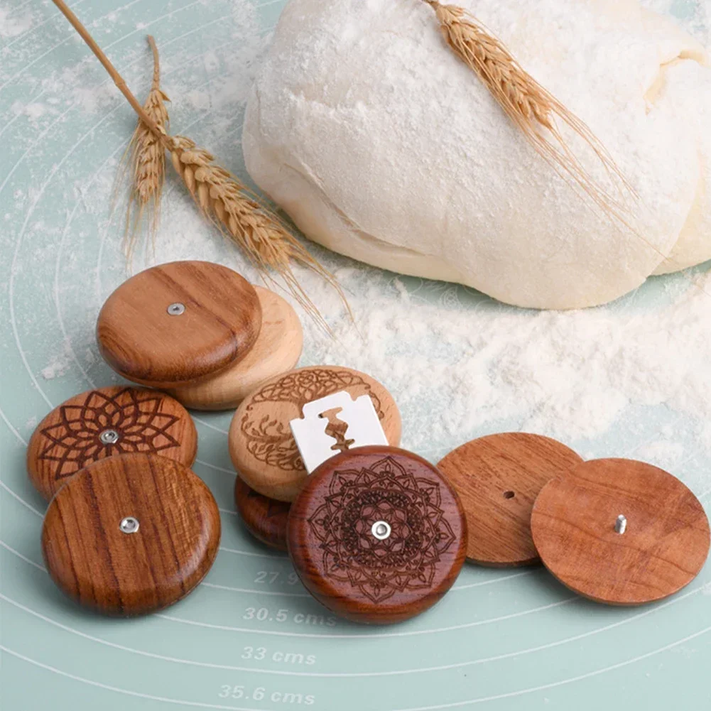 Dough Scraper Curved - Инструменты для выпечки хлеба: деревянный скребок,